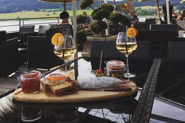 Soirée conviviale sur la terrasse du Phare entre amis