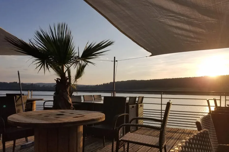 Coucher de soleil sur le lac Saint-Point vu depuis la terrasse du Phare