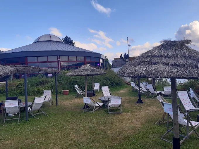 Vue extérieure du Phare de Malbuisson en bord de lac Saint-Point