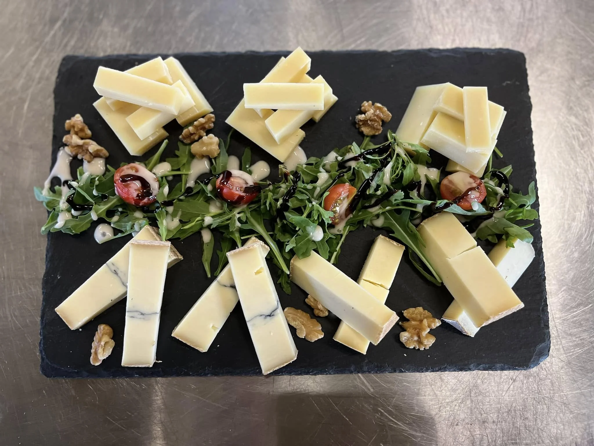 Planchette apéritive au Phare de Malbuisson — charcuterie et fromages comtois