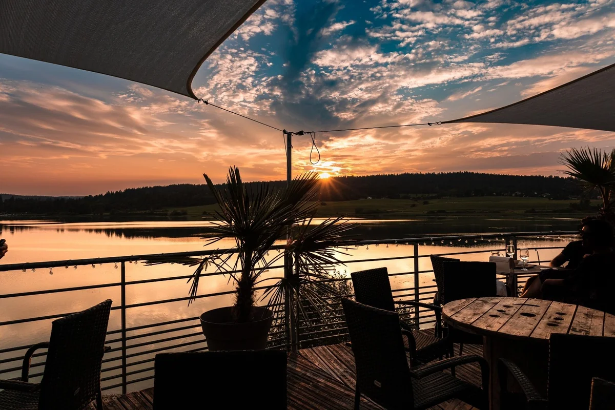 Vue coucher de soleil sur le lac Saint-Point depuis la terrasse du Phare de Malbuisson